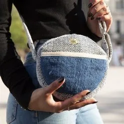 Bhangara Sac à Main Chanvre - Kalikot 21 Bhangara Sac à Main Chanvre - Kalikot -Thinking Mu Soldes Bhangara besace ronde ecologique Kalikot azur3
