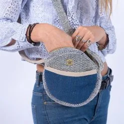 Bhangara Sac à Main Chanvre - Kalikot 19 Bhangara Sac à Main Chanvre - Kalikot -Thinking Mu Soldes Bhangara besace ronde ecologique Kalikot azur4