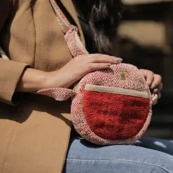 Bhangara Sac à Main Chanvre - Kalikot 16 Bhangara Sac à Main Chanvre - Kalikot -Thinking Mu Soldes Bhangara besace ronde ethique Kalikot canyon2