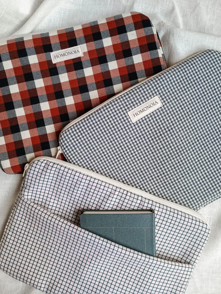 Homonoia Housse Ordinateur Coton Upcyclé 8 Homonoia Housse Ordinateur Coton Upcyclé – Image 6