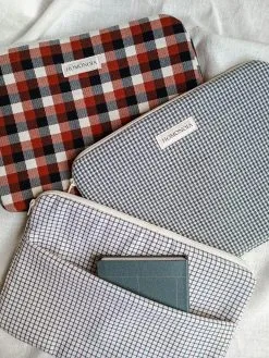 Homonoia Housse Ordinateur Coton Upcyclé -Thinking Mu Soldes Homonoiaaccessoires 99 faa43735 46aa 4ee6 baf4 d77f5f083ca1