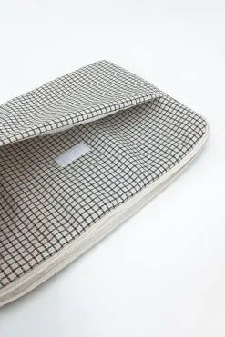 Homonoia Housse Ordinateur Coton Upcyclé -Thinking Mu Soldes Housseordicarreaux3