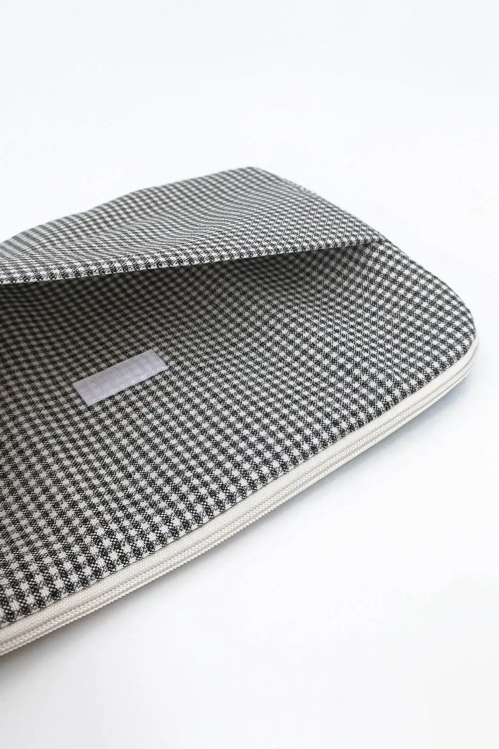 Homonoia Housse Ordinateur Coton Upcyclé 5 Homonoia Housse Ordinateur Coton Upcyclé – Image 3