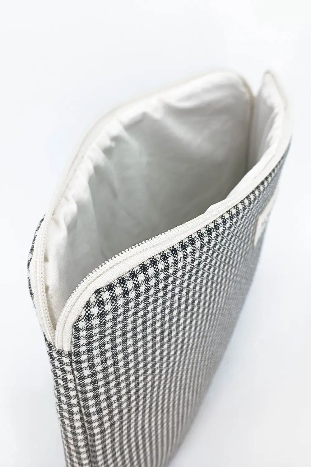 Homonoia Housse Ordinateur Coton Upcyclé 6 Homonoia Housse Ordinateur Coton Upcyclé – Image 4