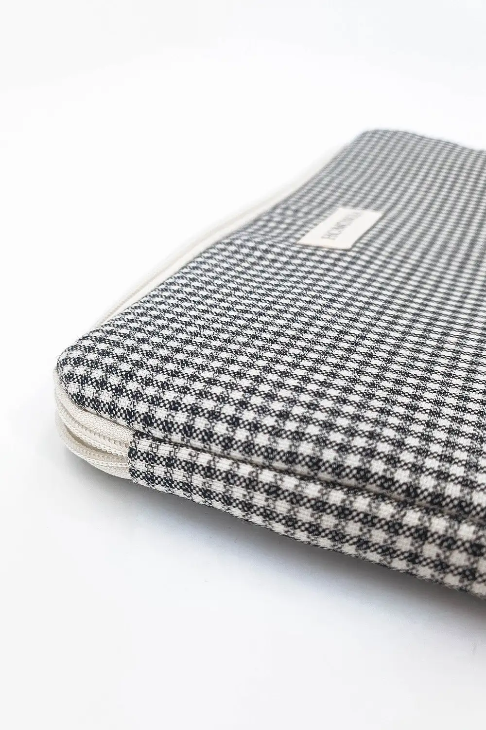 Homonoia Housse Ordinateur Coton Upcyclé 7 Homonoia Housse Ordinateur Coton Upcyclé – Image 5