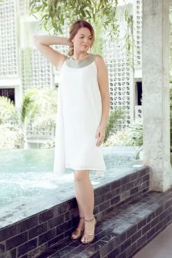 Muudana Robe Courte Matière Upcyclée - Apsara -Thinking Mu Soldes MUUDANA Mode eco responsable Robe Apsara Coton et soie Couleur Blanc Vue face Sans ceinture Vertical