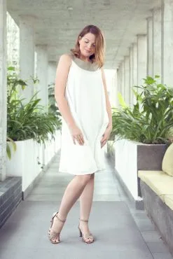 Muudana Robe Courte Matière Upcyclée - Apsara -Thinking Mu Soldes MUUDANA Mode eco responsable Robe Apsara Coton et soie Couleur Blanc Vue face couloir Sans ceinture Vertical