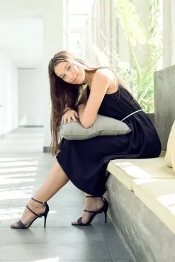 Muudana Robe Courte Matière Upcyclée - Apsara -Thinking Mu Soldes MUUDANA Mode eco responsable Robe Apsara Coton et soie Couleur Noir Vue assise cote Avec ceinture Vertical