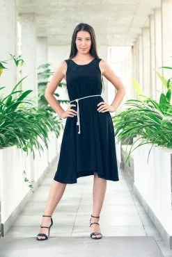 Muudana Robe Courte Matière Upcyclée - Apsara -Thinking Mu Soldes MUUDANA Mode eco responsable Robe Apsara Coton et soie Couleur Noir Vue face Avec ceinture Vertical