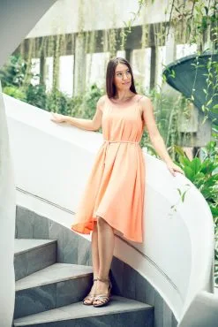 Muudana Robe Courte Matière Upcyclée - Apsara -Thinking Mu Soldes MUUDANA Mode eco responsable Robe Apsara Coton et soie Couleur Peche Vue face Avec Ceinture Vertical