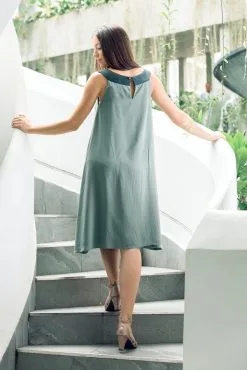 Muudana Robe Courte Matière Upcyclée - Apsara -Thinking Mu Soldes MUUDANA Mode eco responsable Robe Apsara Coton et soie Couleur Vert Vue dos Sans ceinture Vertical