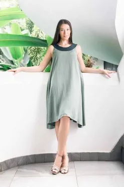 Muudana Robe Courte Matière Upcyclée - Apsara -Thinking Mu Soldes MUUDANA Mode eco responsable Robe Apsara Coton et soie Couleur Vert Vue face Sans ceinture Vertical