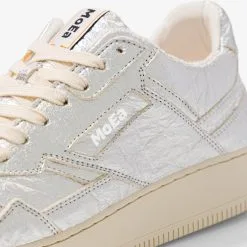 MoEa Baskets Argent Cuir D'ananas - Gen1 12 MoEa Baskets Argent Cuir D'ananas - Gen1 -Thinking Mu Soldes MoEa Gold Pineapple logo