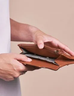 O My Bag Portefeuilles Cuir Tannage Végétal - Pixie Pouch -Thinking Mu Soldes OMYBAG pixie pouch wild oak model 3 76466fff dff0 41cc aefc 3fcc8b0243f5