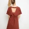 April & C Robe Courte Lin - Romane 1 April & C Robe Courte Lin - Romane -Thinking Mu Soldes Robe en lin dos nu couleur rouille fabriquee en France Eco responsable