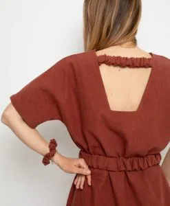 April & C Robe Courte Lin - Romane 8 April & C Robe Courte Lin - Romane -Thinking Mu Soldes Robe en lin dos nu couleur sepia made in France ceinturee