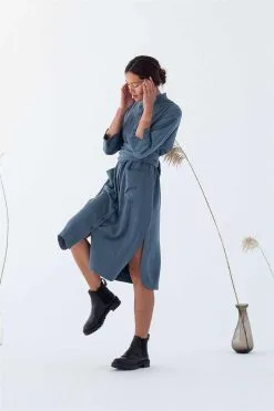 SUITE13LAB Robe Tencel® - Gunma 8 SUITE13LAB Robe Tencel® - Gunma -Thinking Mu Soldes SUITE13 GUNMA SHIRT DRESS DARKSLATE SIDE 0018