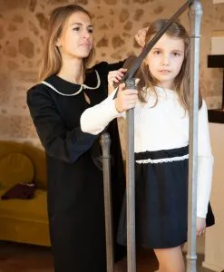 April & C Robe Courte Tencel® - Justine -Thinking Mu Soldes Tenue mere fille noire assortie 100 Tencel Col Claudine Dentelle tenue de fete fabriquee en France ecoresponsable
